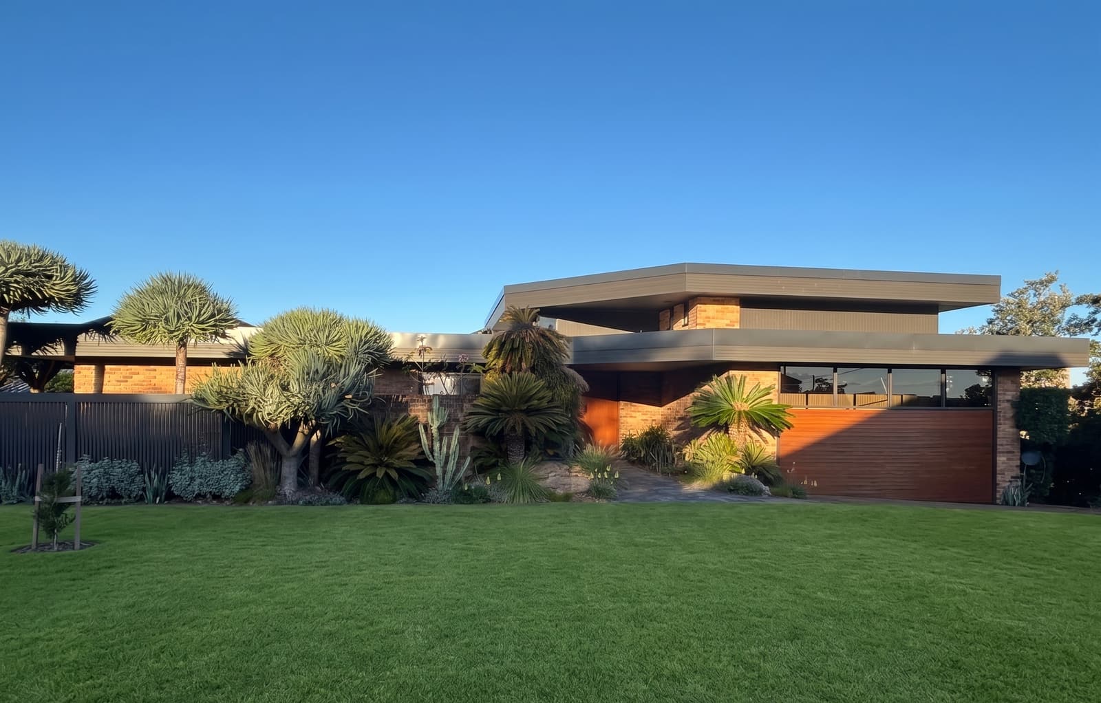 Residencia contemporánea con arquitectura sobria