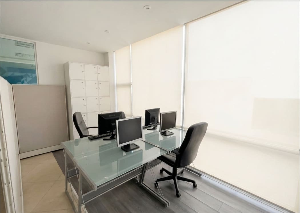 Detalle del área de cómputo con tres estaciones de trabajo