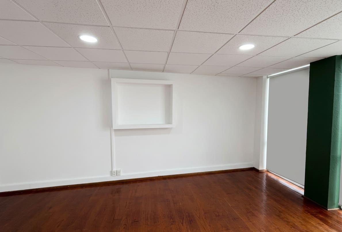 Espacio vacío con piso de duela de madera, listo para que el inquilino instale su mobiliario