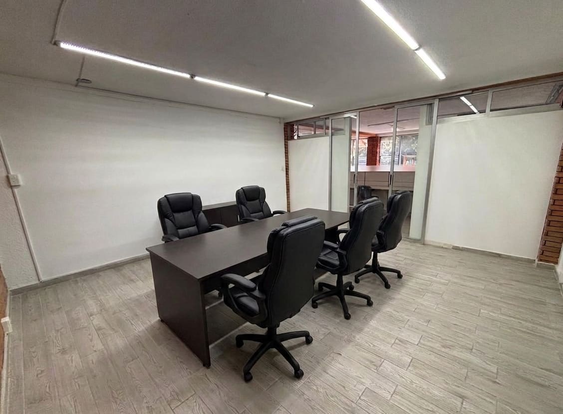 Sala de juntas mediana con mesa rectangular y cinco sillas